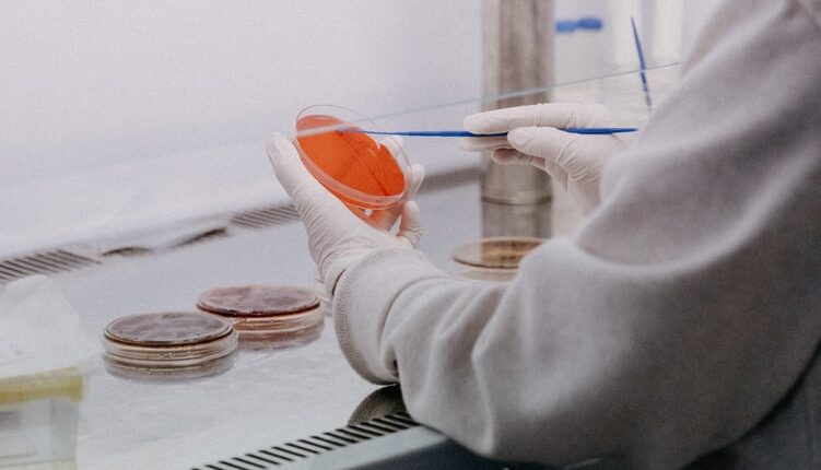 Scientifique prenant un échantillon