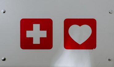 Une croix et un coeur rouge sur fond gris