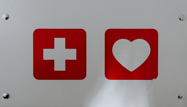 Une croix et un coeur rouge sur fond gris