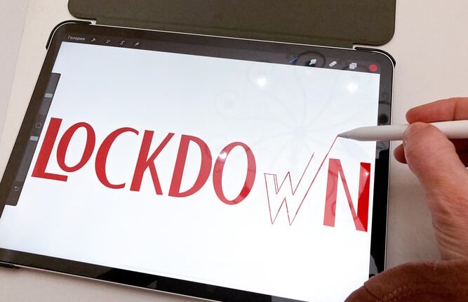 Le mot lockdown écrit sur un Ipad