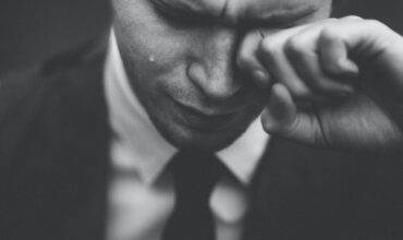 Homme qui pleure en noir et blanc