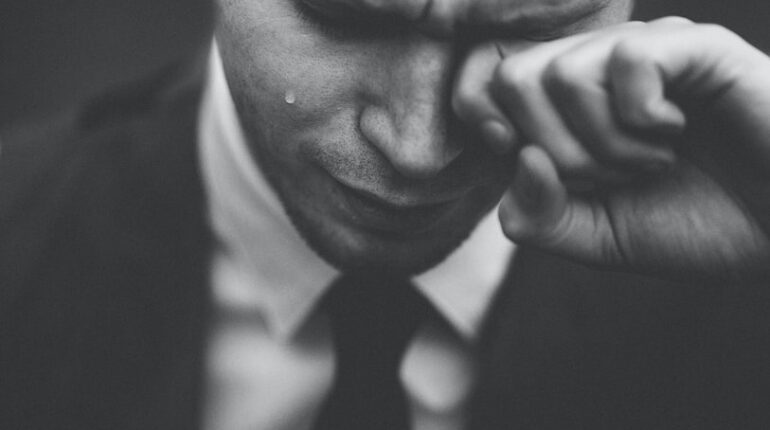 Homme qui pleure en noir et blanc