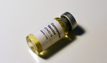 un flacon contenant le vaccin de la covid-19