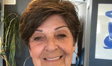 Doris Doyle posant pour une photo