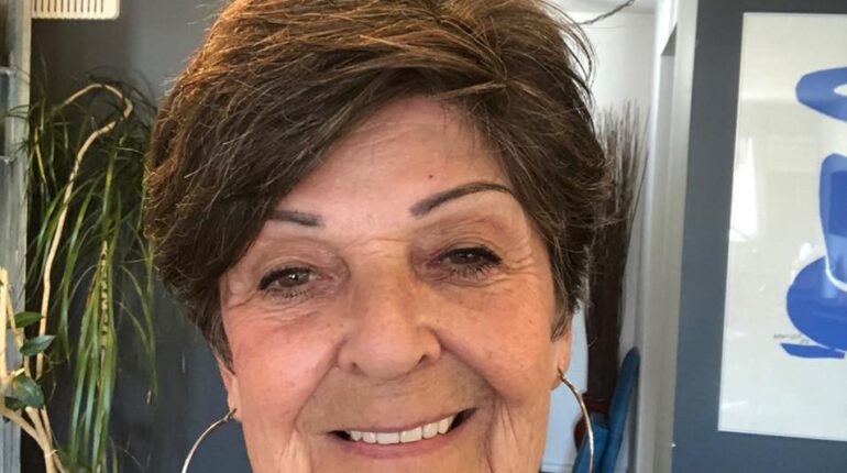 Doris Doyle posant pour une photo