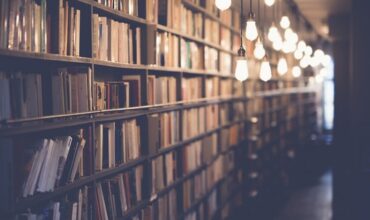 Étagère remplie de livres