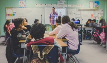 Des élèves ainsi qu'un professeur dans une classe