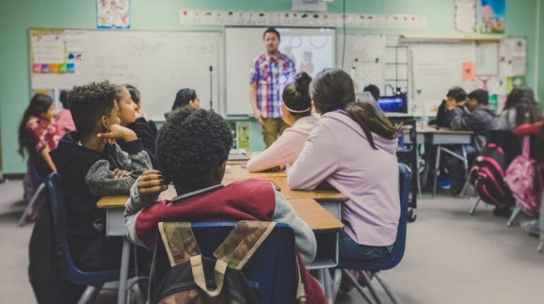 Des élèves ainsi qu'un professeur dans une classe