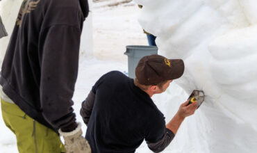 Deux hommes sculptant dans la neige