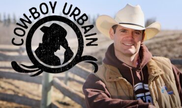 Logo de la série Cowboy Urbain à la gauche et Steve Jodoin à la droite