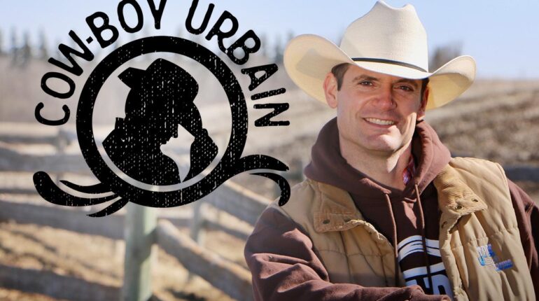 Logo de la série Cowboy Urbain à la gauche et Steve Jodoin à la droite
