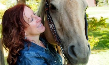 Une femme avec un cheval
