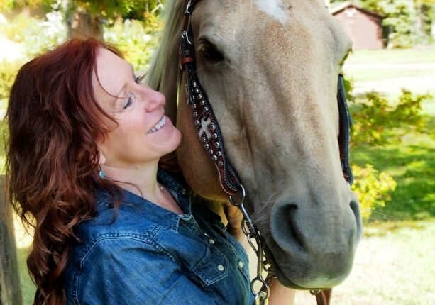 Une femme avec un cheval