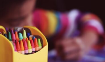 Un enfant qui dessine