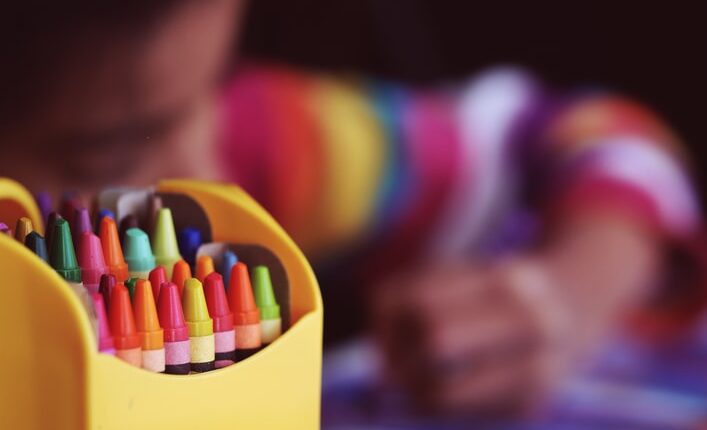 Un enfant qui dessine