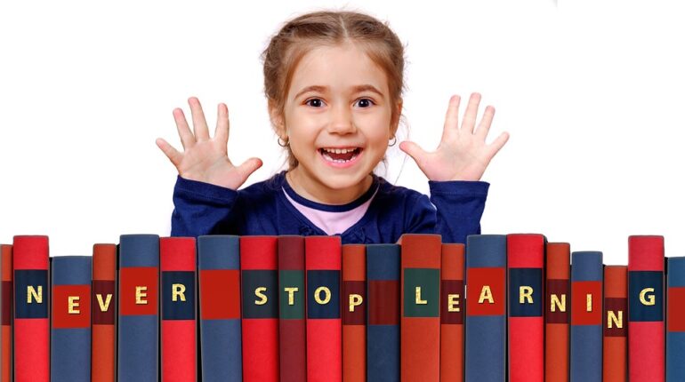 Une petite fille devant des livres