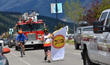 Homme courant avec un drapeau