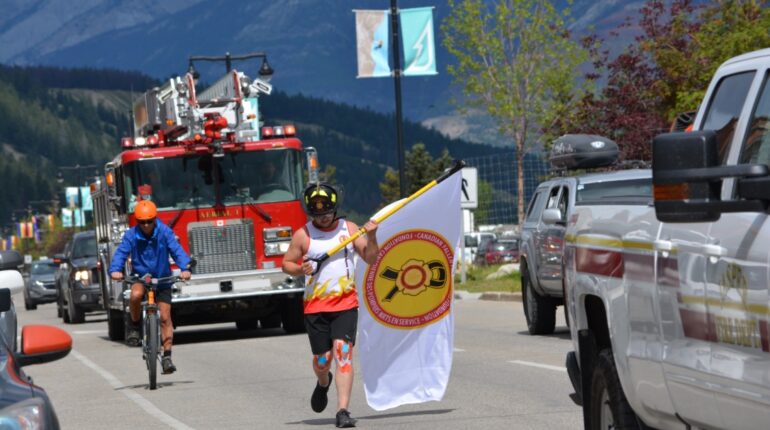 Homme courant avec un drapeau