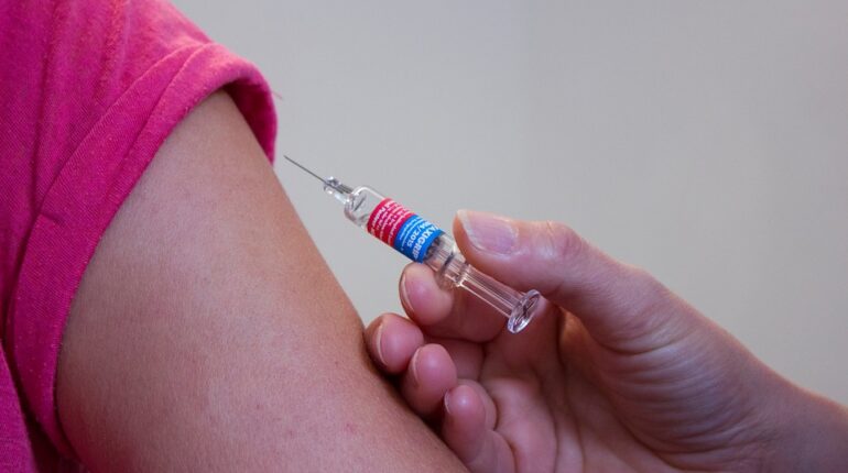 Personne recevant un vaccin