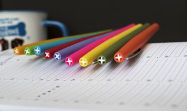 crayons de couleurs sur cahier scolaire