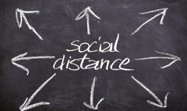 ardoise avec social distance d'écrit à la craie