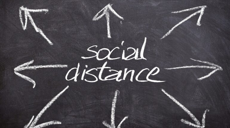 ardoise avec social distance d'écrit à la craie