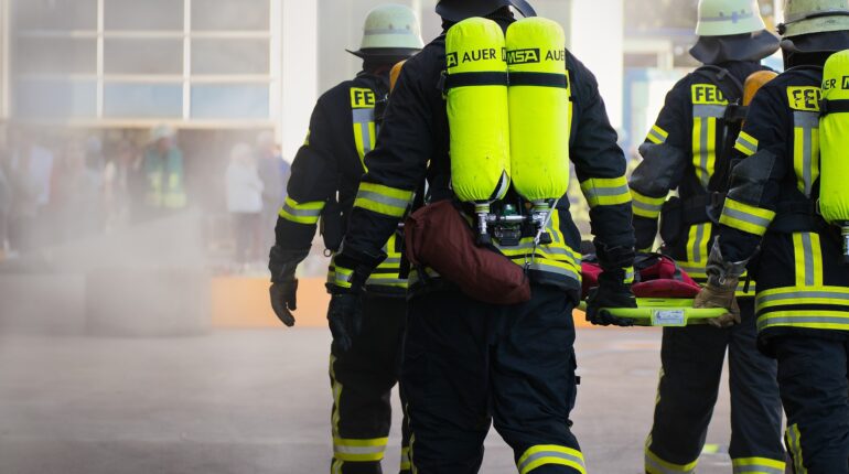 Pompiers en pleine opération de secourisme