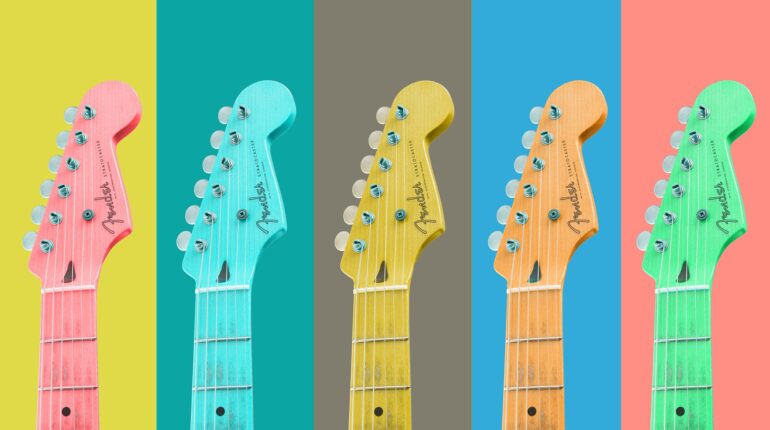 Cinq guitares de toutes les couleurs