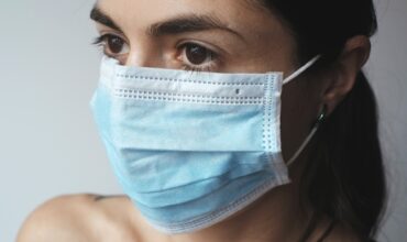 Femme portant un masque médical pour la COVID-19