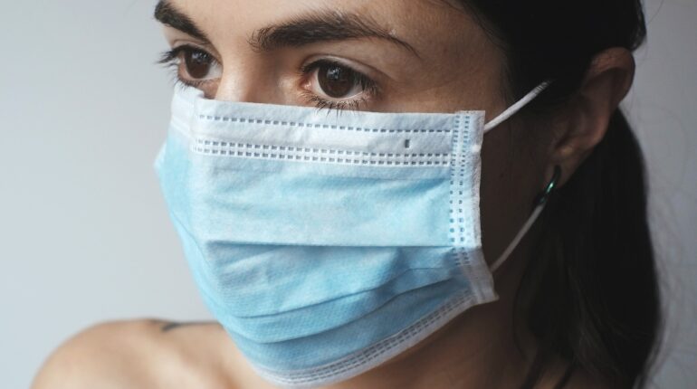 Femme portant un masque médical pour la COVID-19