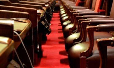 parlement canadien, sièges dans une allée rouge