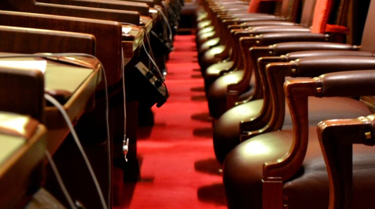 parlement canadien, sièges dans une allée rouge