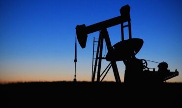 derrick extrait le pétrole du sol, à l'aube.