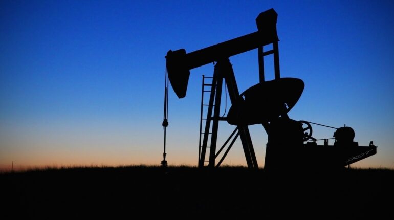 derrick extrait le pétrole du sol, à l'aube.
