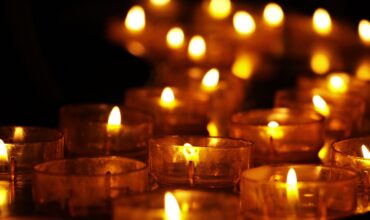 bougies posées par terre en hommage aux enfants autochtones