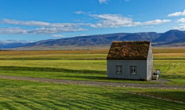 Petite maison perdue au milieu de la prairie albertaine.