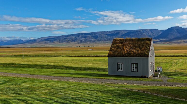 Petite maison perdue au milieu de la prairie albertaine.