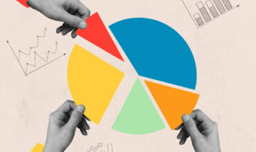 Un camembert de statistiques divisé en 5 couleurs avec trois mains