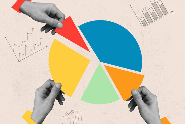 Un camembert de statistiques divisé en 5 couleurs avec trois mains