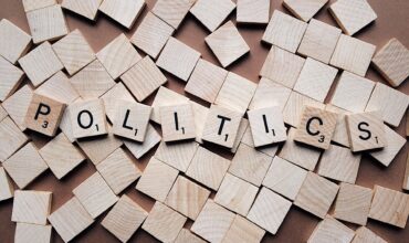 Carrés en bois avec politics de marquer dessus