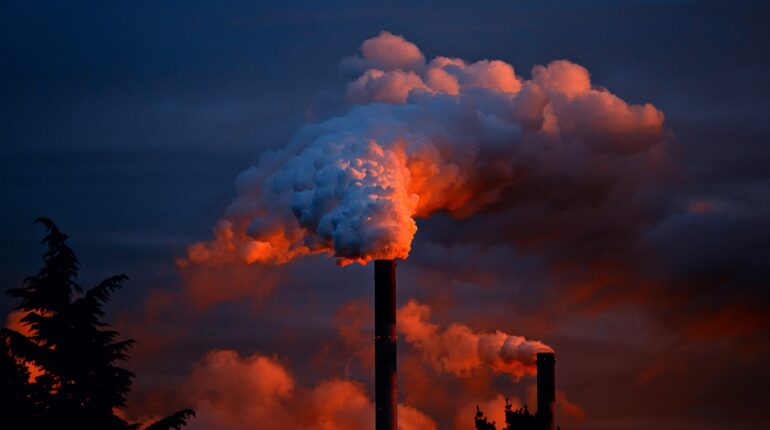 Cheminées d'usine qui polluent.