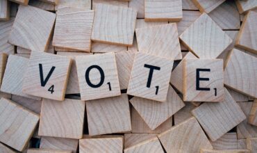 Le mot vote écrit sur des carrés en bois